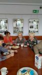Seniorzy biesiadują przy kawie